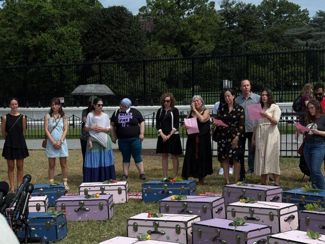 Manifestantes exigen justicia frente a la Casa Blanca por niñas muertas en Texas