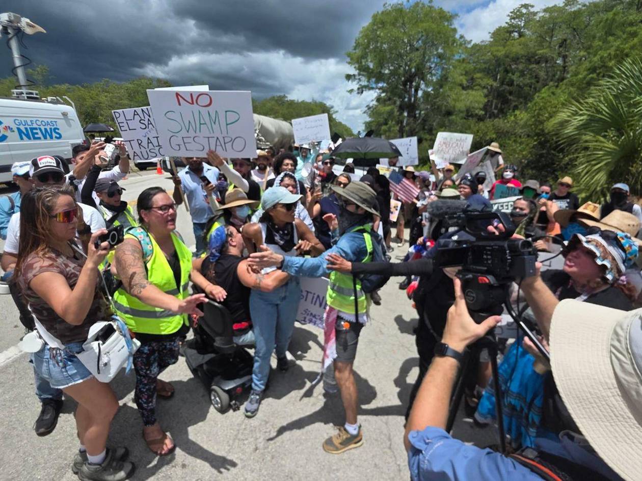 Protestas en Florida contra la apertura del 'Alligator Alcatraz' para migrantes