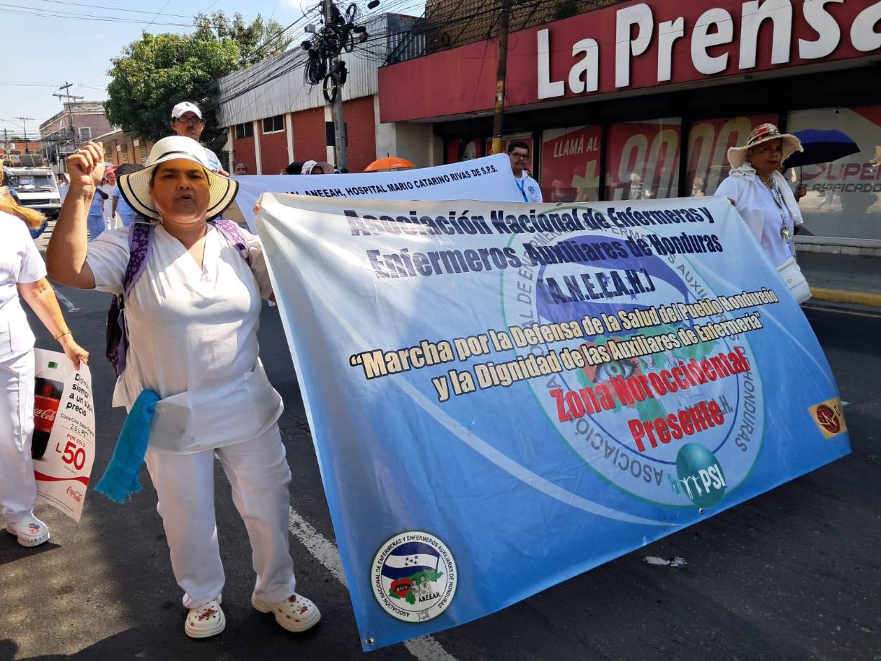 Enfermeros retan a la ministra Paredes y mantienen protestas en todo el país