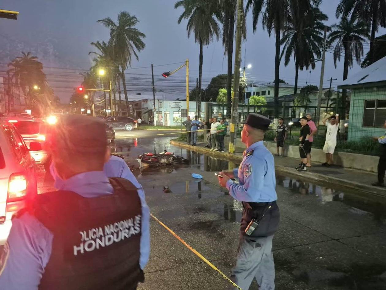 Matan a motociclista tras ser interceptado en semáforo por sicarios en La Ceiba