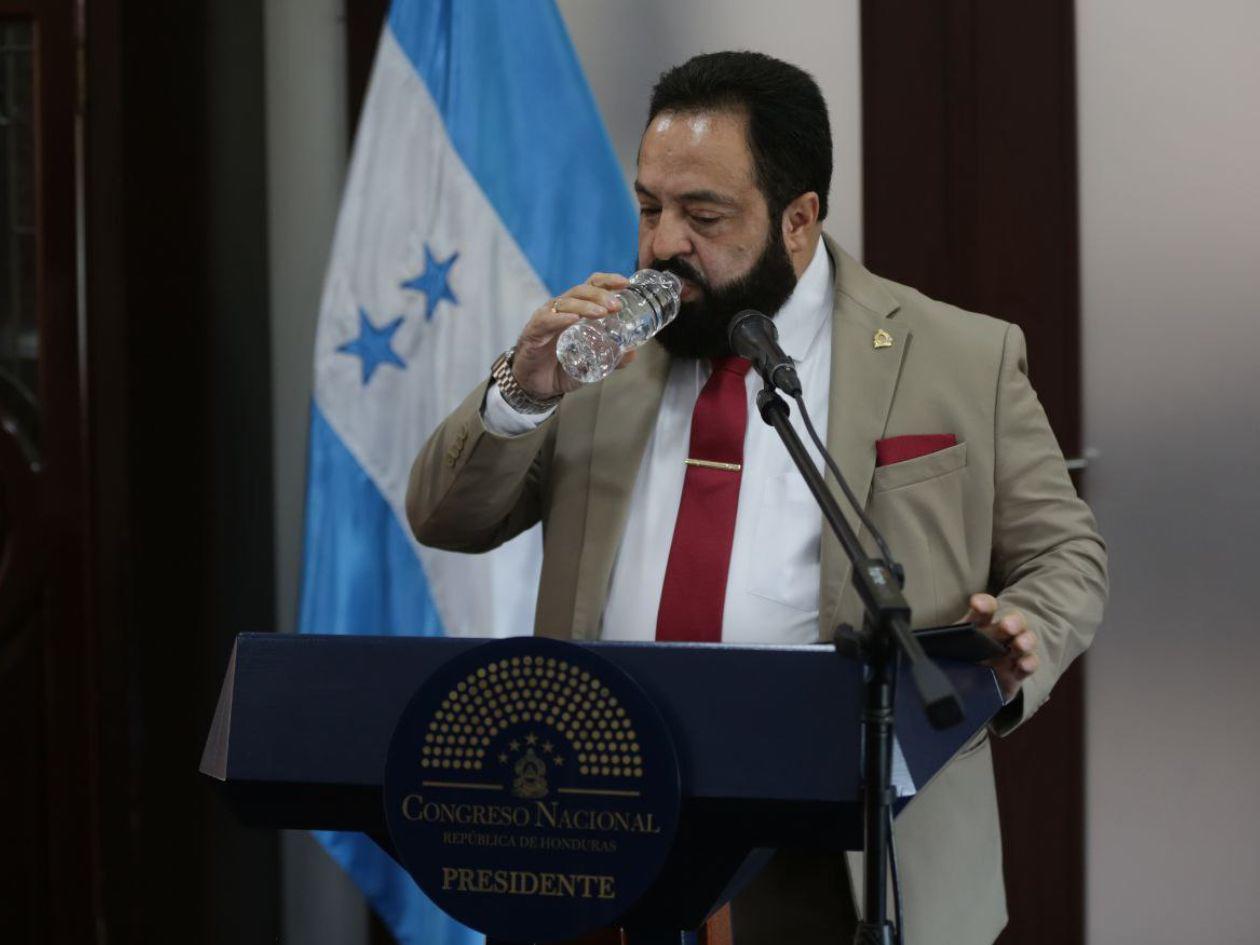 Denuncian que Redondo no tiene facultades para expulsar a diputados