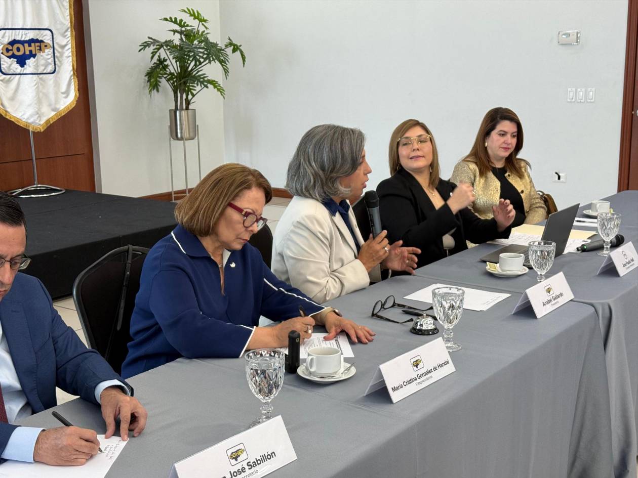 Cossette López y Ana Hall se reúnen con directivos del Cohep; Ochoa estuvo ausente