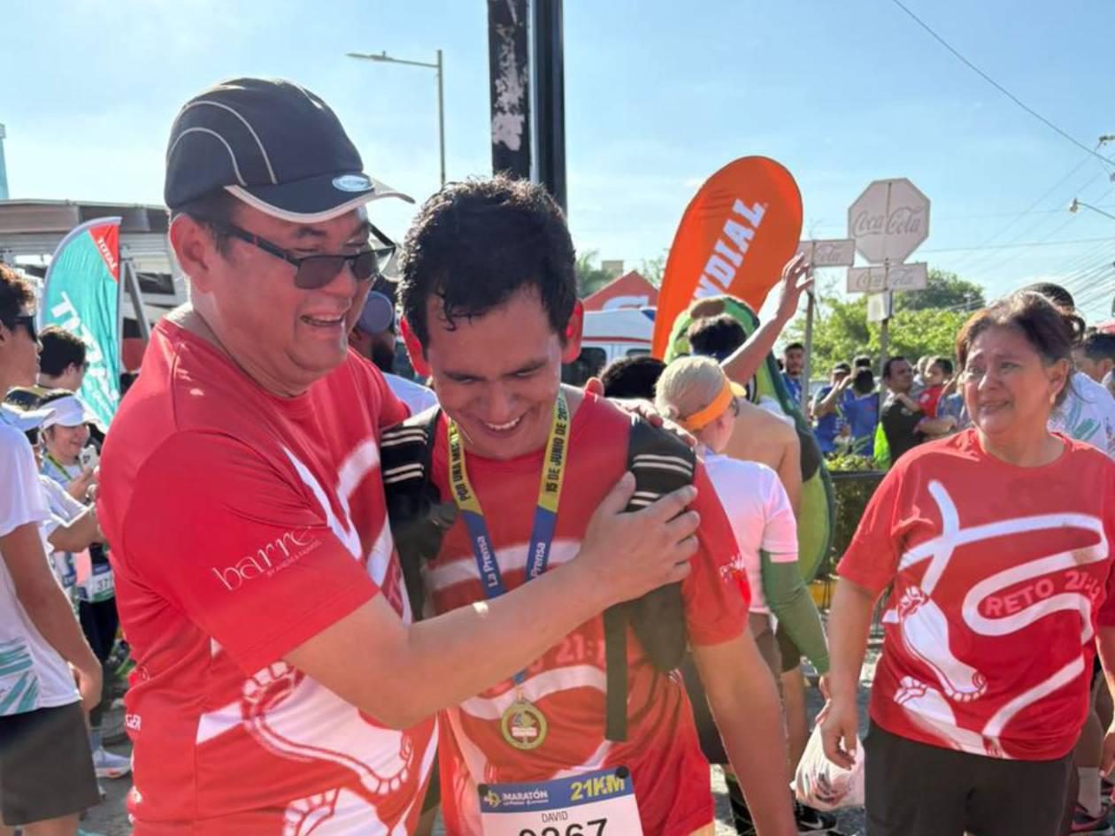 Corrió por una noble causa en la Maratón LA Prensa y es viral en redes sociales