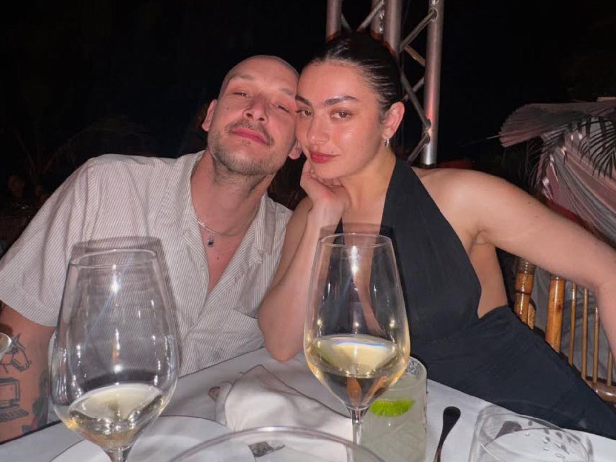 La cantante Charli XCX se casa en Londres con George Daniel, baterista de 'The 1975'