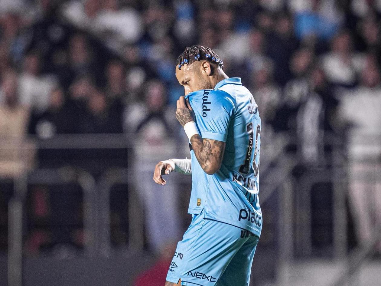 Neymar brilla con Santos y marca un par de goles en partido especial