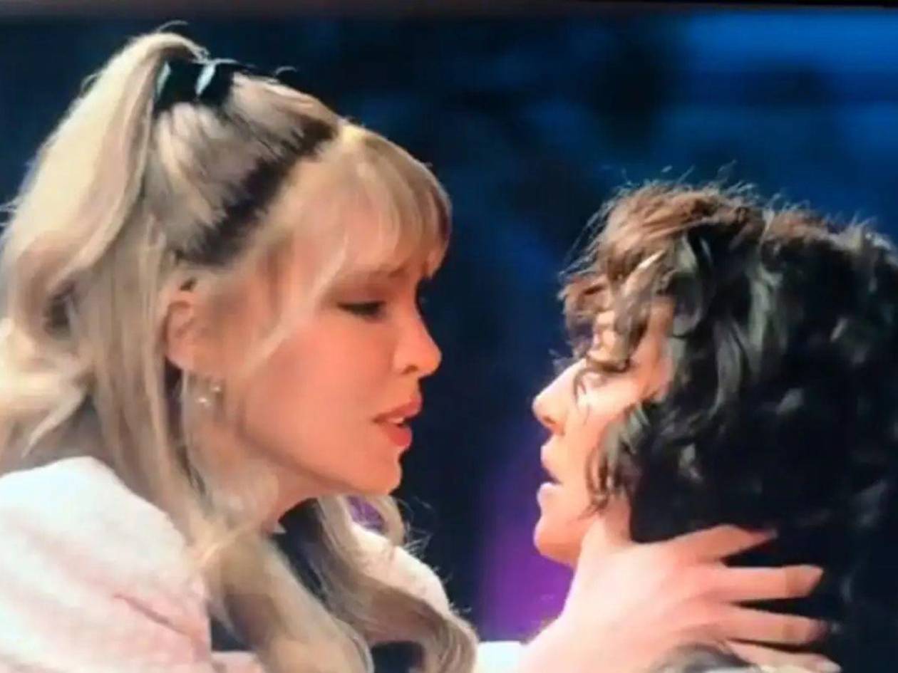 Belinda y Regina Blandón protagonizan tremendo beso en ‘Mentiras La Serie’