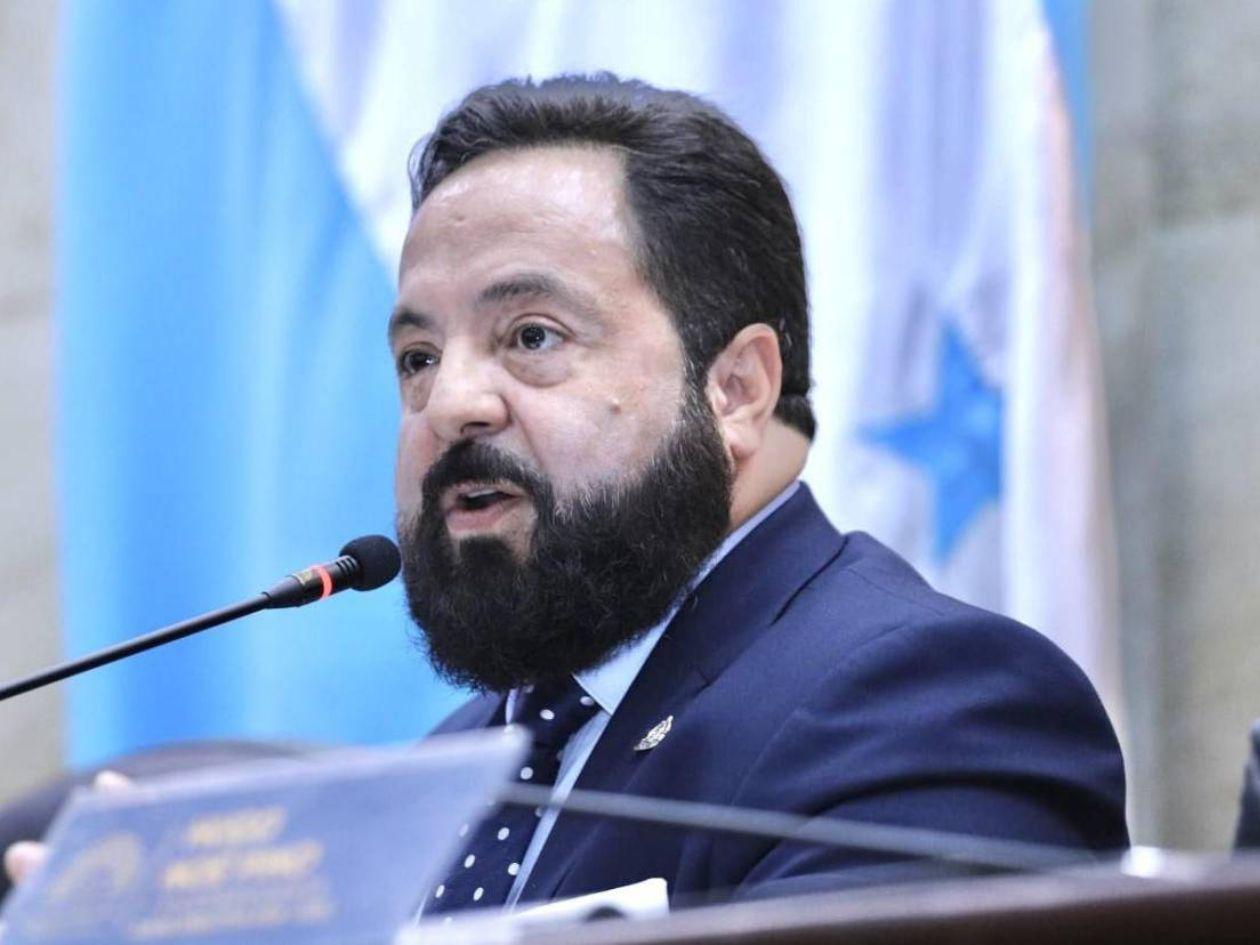 Ley Orgánica no prohíbe a los diputados presentar mociones de orden para cerrar sesiones, pese a lo que dice Luis Redondo