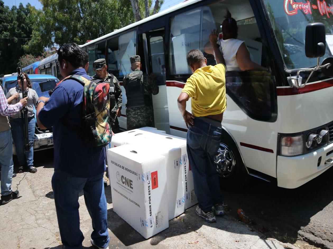 Insólito: en buses de ruta urbana reparten maletas electorales