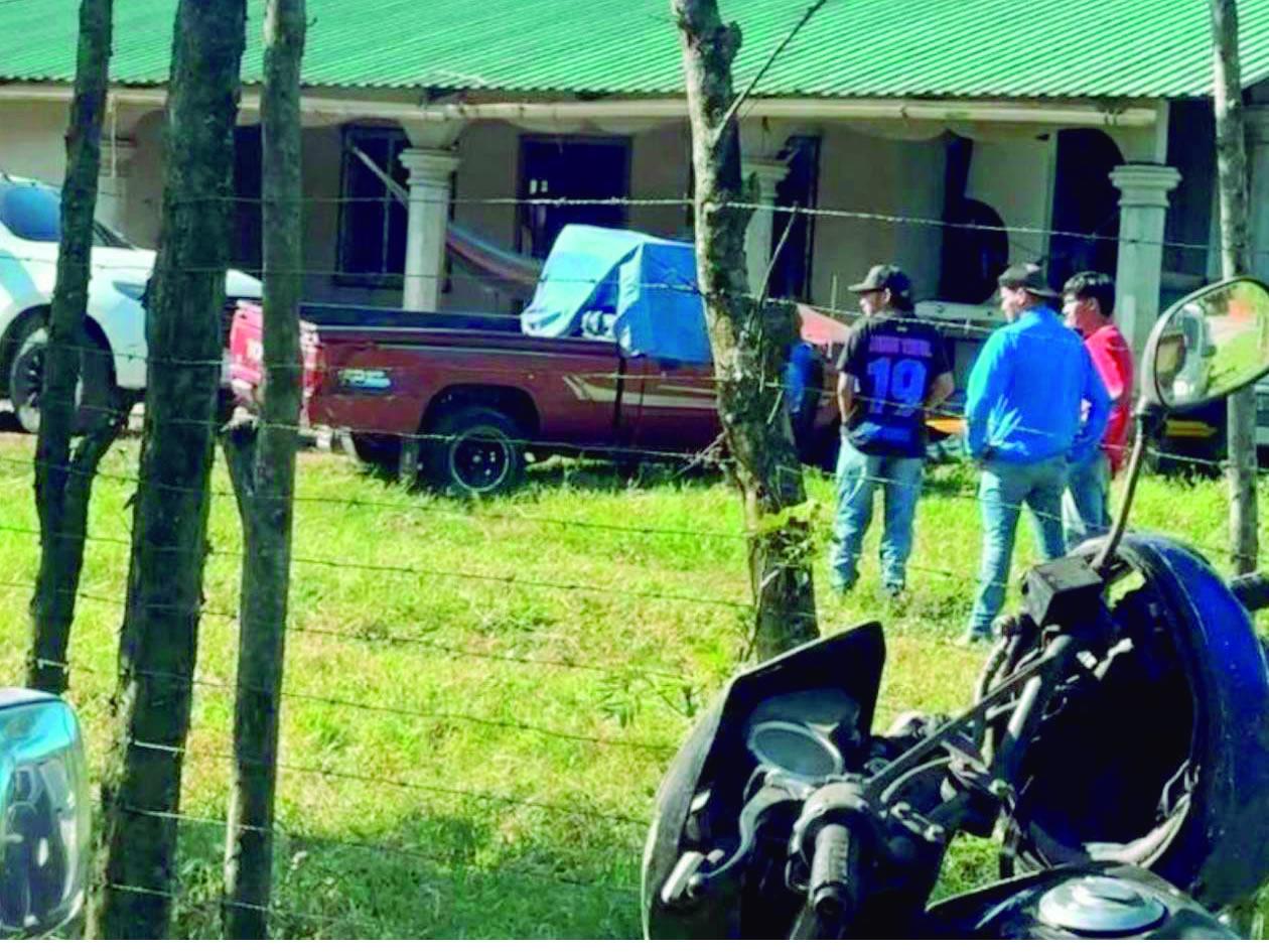 Ultiman a ganadero en su casa en Santa Cruz de Yojoa