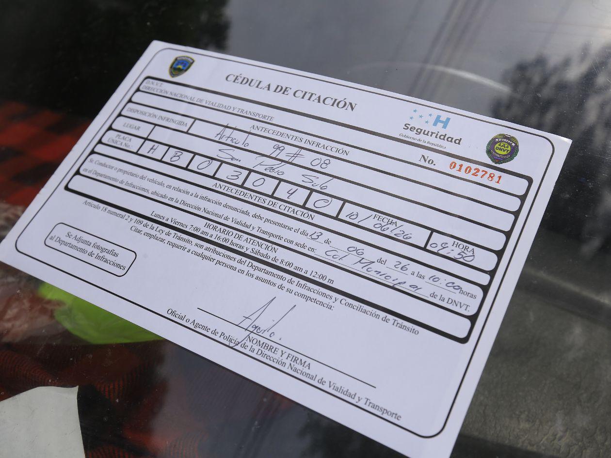 Las multa de 400 lempiras se aplica por estacionarse mal.