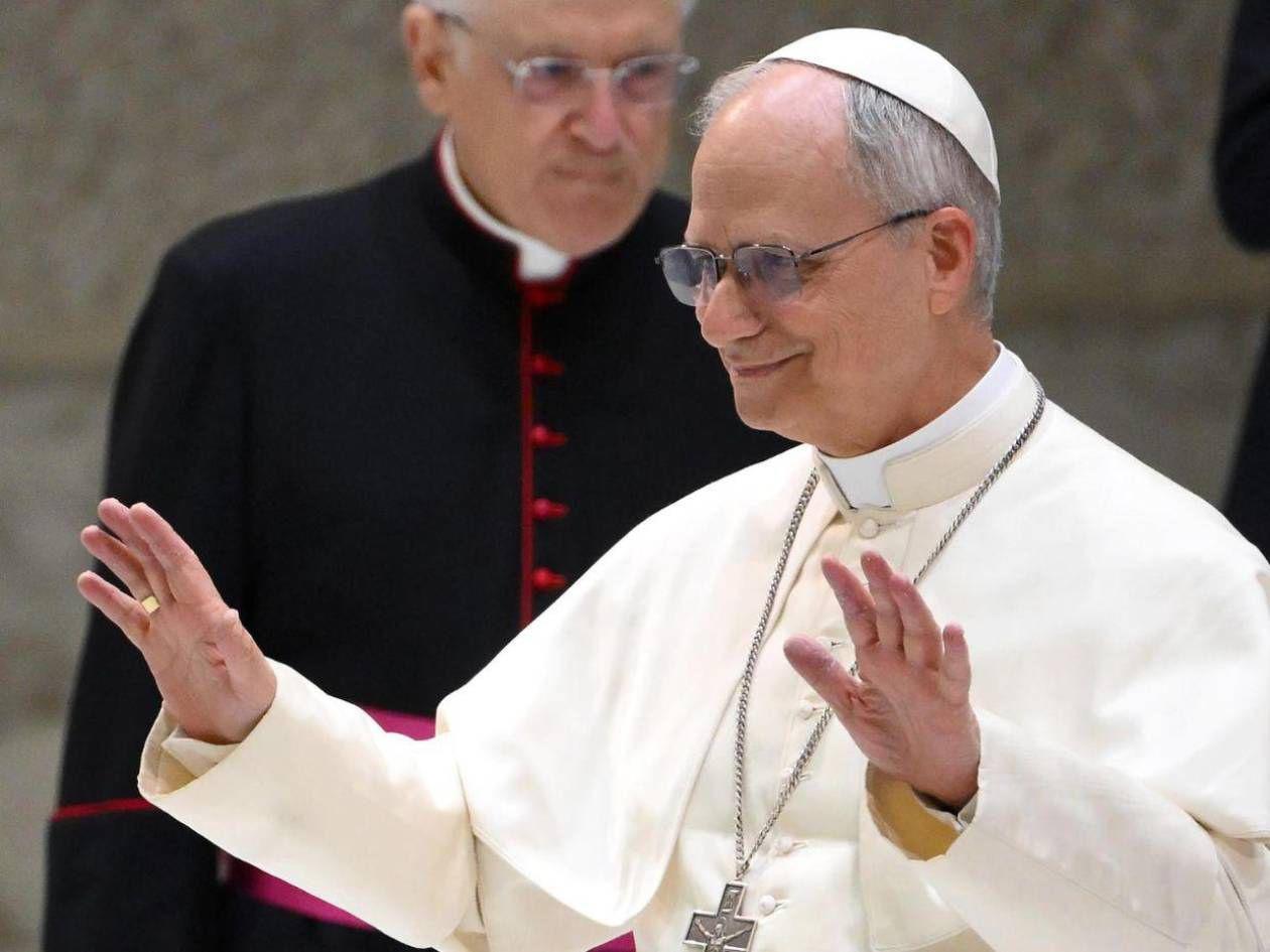 Este video no muestra al papa León XIV “ignorando” una bandera LGTBI, es de la paz