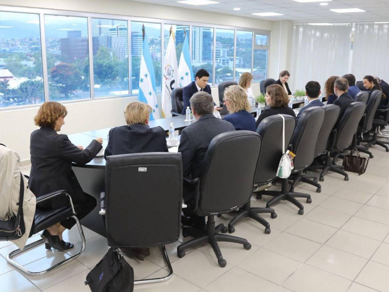 Consejeros del CNE se reúnen con representantes de misión de observación electoral de la Unión Europea