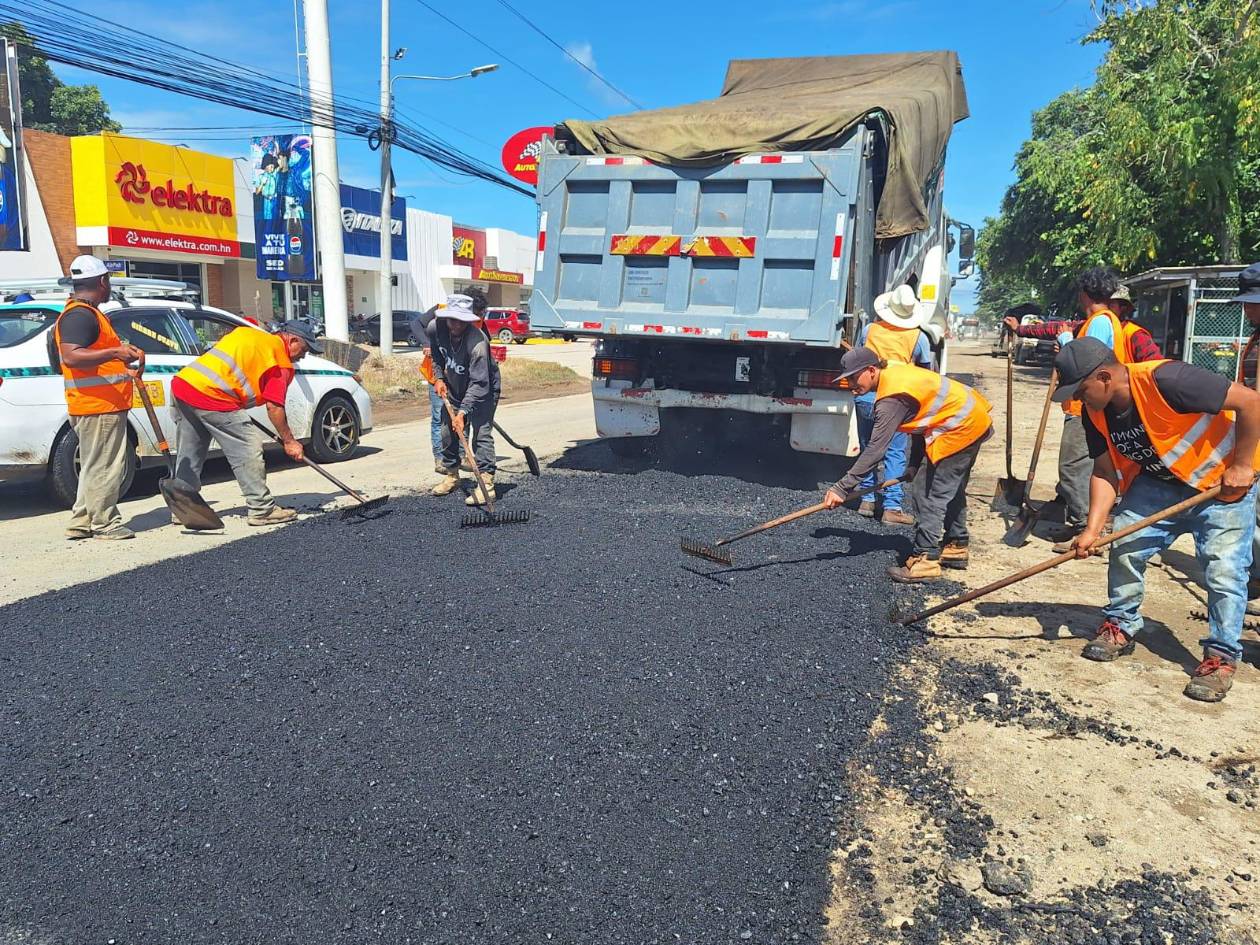Inicia masivo bacheo en la carretera CA-13, entre La Ceiba y Puerto Castilla