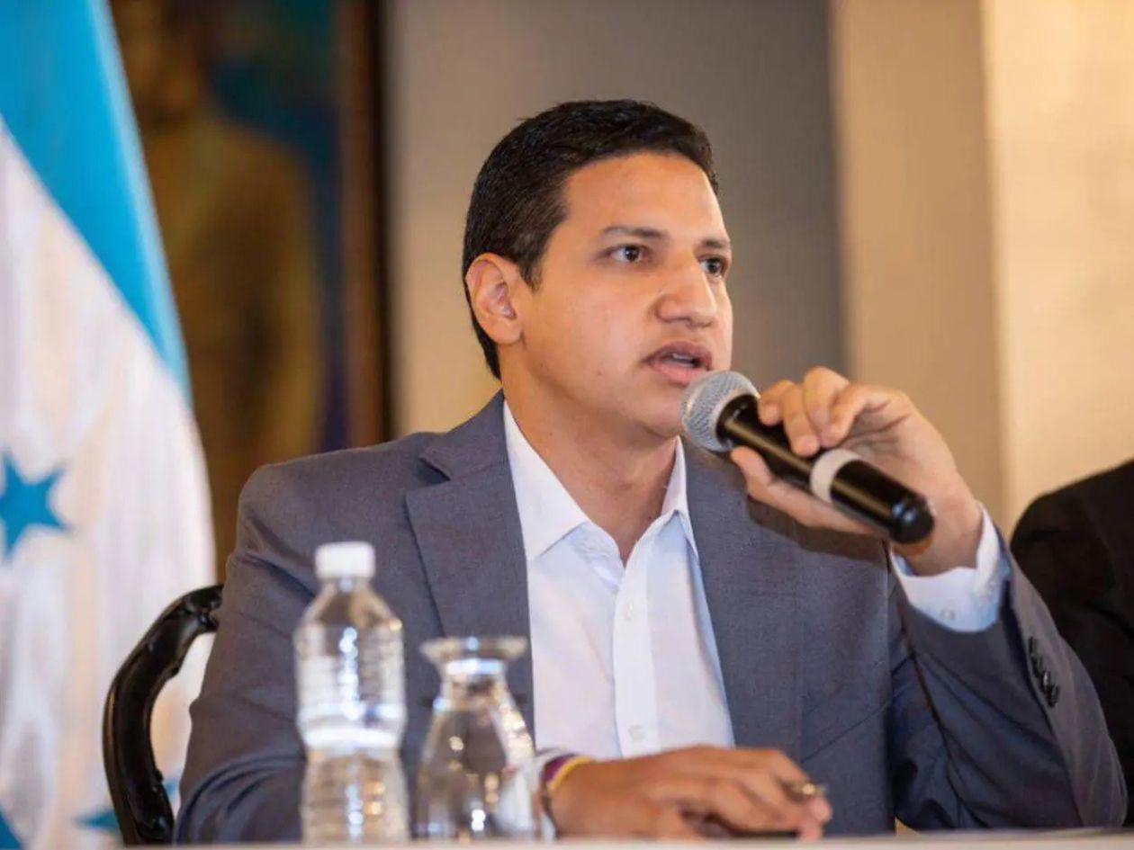 Ola de críticas a Lucky Medina por comentarios misóginos contra opositoras