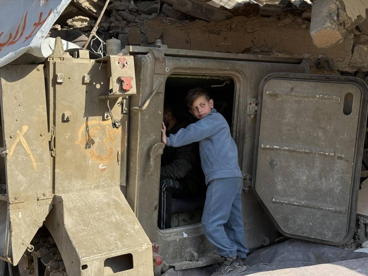 Un tanque israelí abandonado en Gaza sirve ahora de punto de carga de celulares