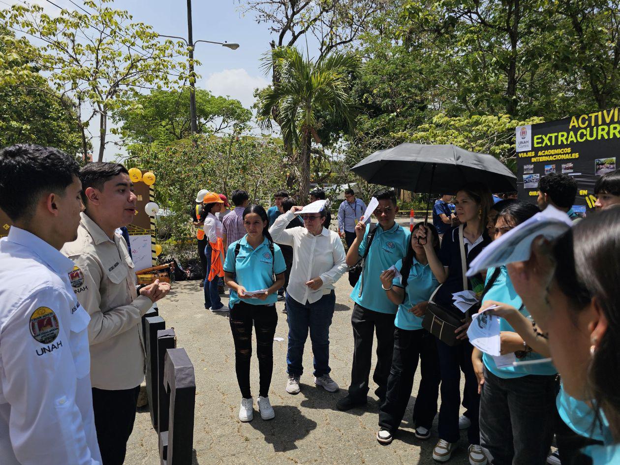 Cientos de jóvenes participan en feria vocacional organizada por la Unah Campus Cortés