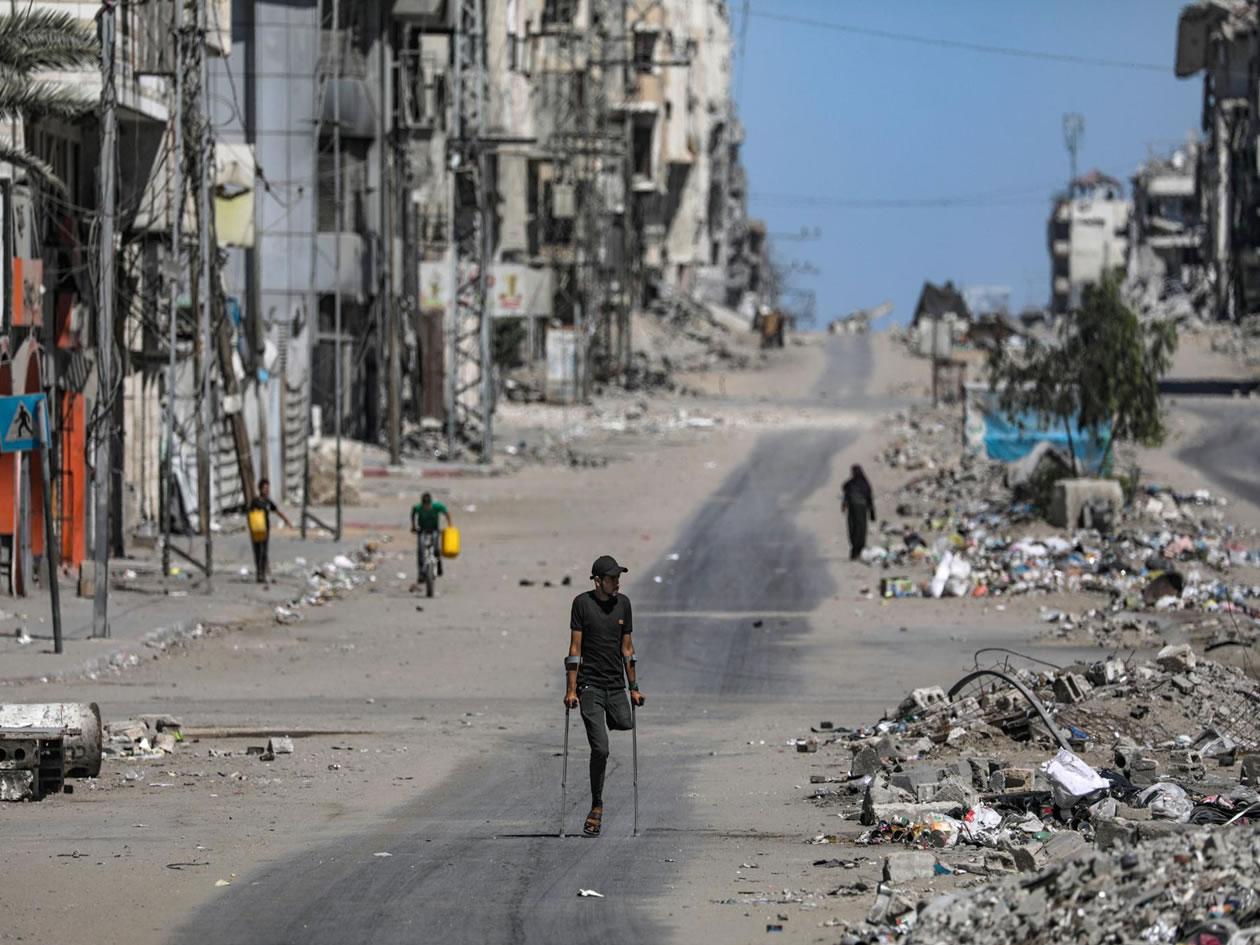 Hélène Cixous: “Israel se autodestruye al destruir Gaza y destruye a Occidente”