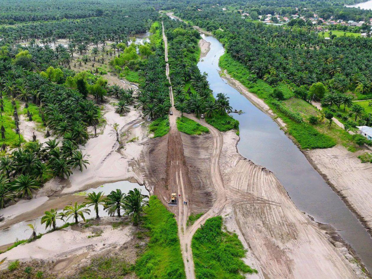 Este fue el boquete que cerró el Fhis en la cercanía de la colonia La Duarte. En el sitio donde ese canal de alivio se une con el Ulúa, la municipalidad de El Progreso cerró el ingreso de agua derivada del río, con la obra que le llaman El Tapón.