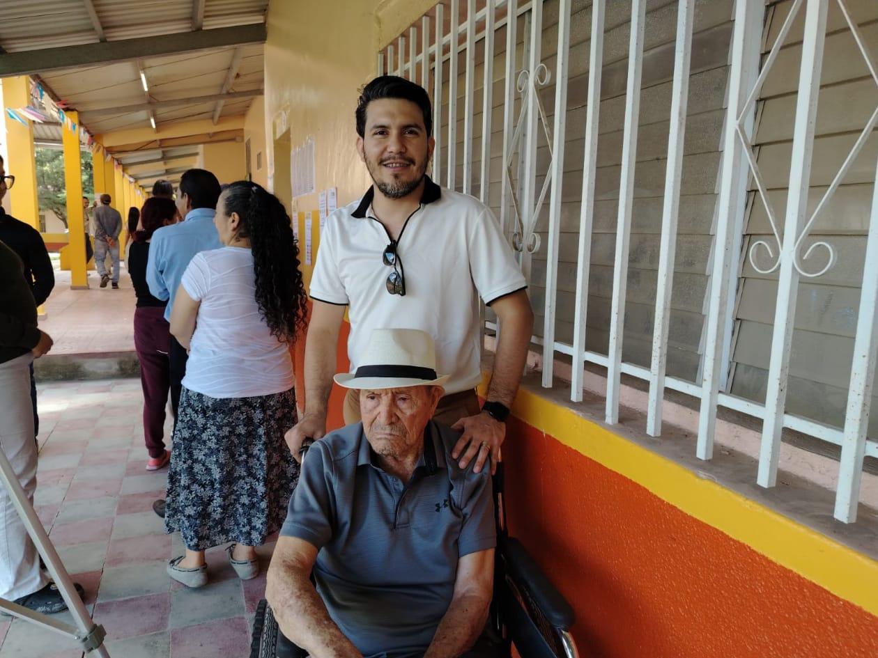 Don Carlos, 99 años y un ejemplo de civismo en Siguatepeque