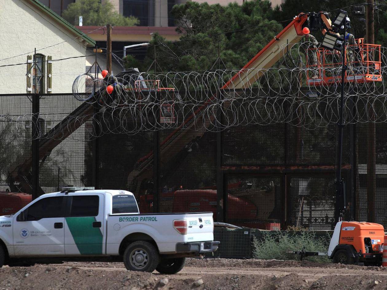 Gobierno de Trump ordena reforzar el muro con alambre de púas