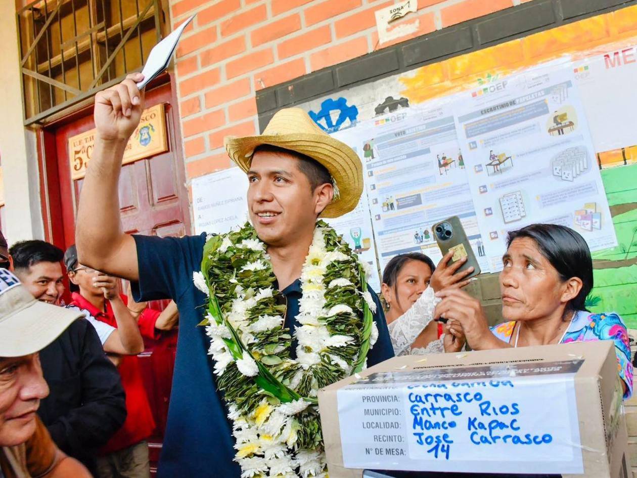 Una turba apedrea a candidato presidencial tras emitir su voto en Bolivia