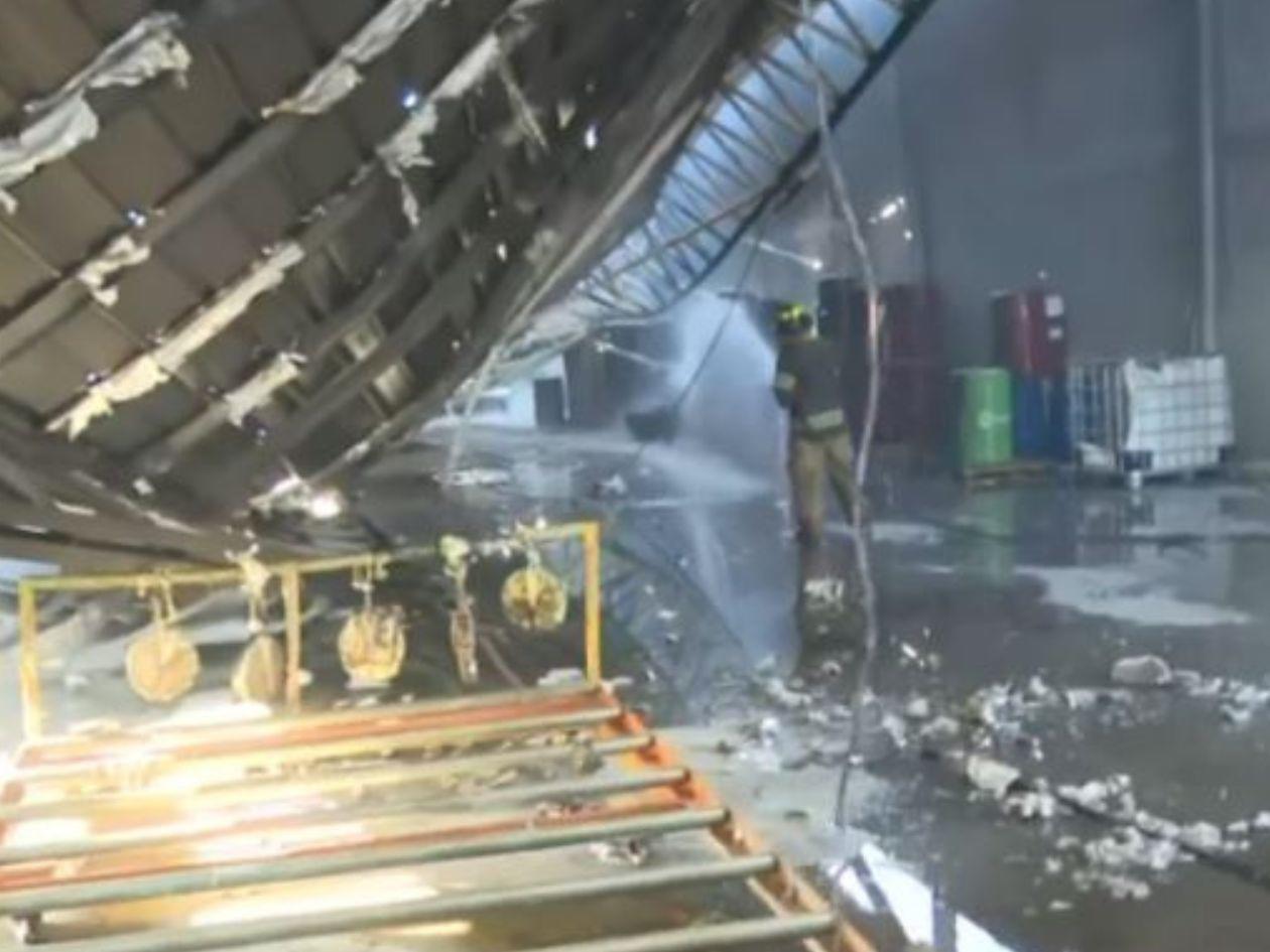 Bomberos controlan incendio en una fábrica de colchones en SPS