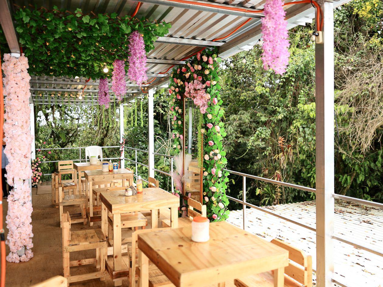 Esta es la cafetería Las Torres y por estar muy cerca del bosque, el clima es heladito y delicioso. Ahí venden un rico chocolate artesanal y las mejores baleadas de la montaña.