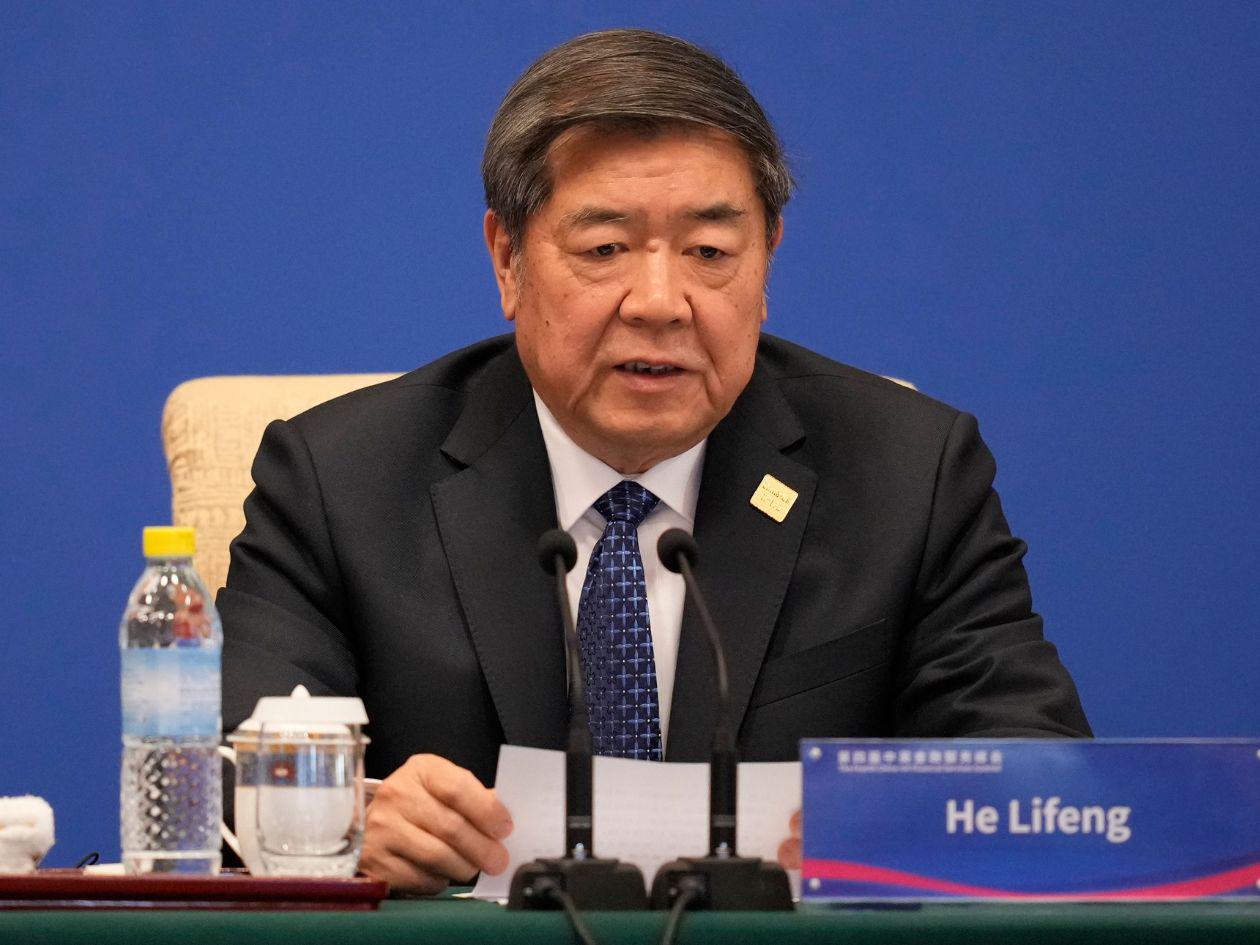 China expresa a EEUU su malestar por aranceles a vehículos