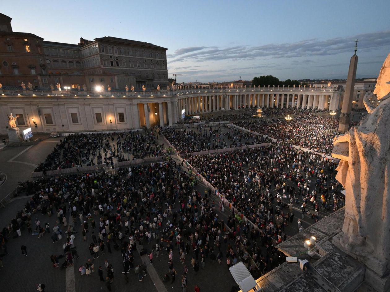 11,000 personas fueron testigos de segunda fumata negra del cónclave