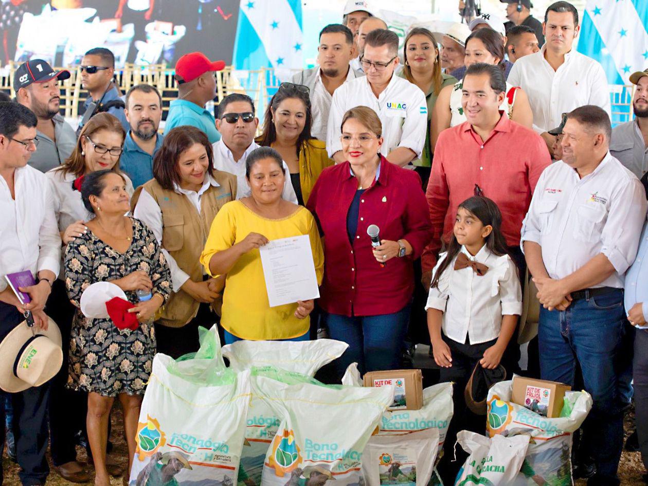 Xiomara Castro entrega bonos tecnológicos a 650,000 productores