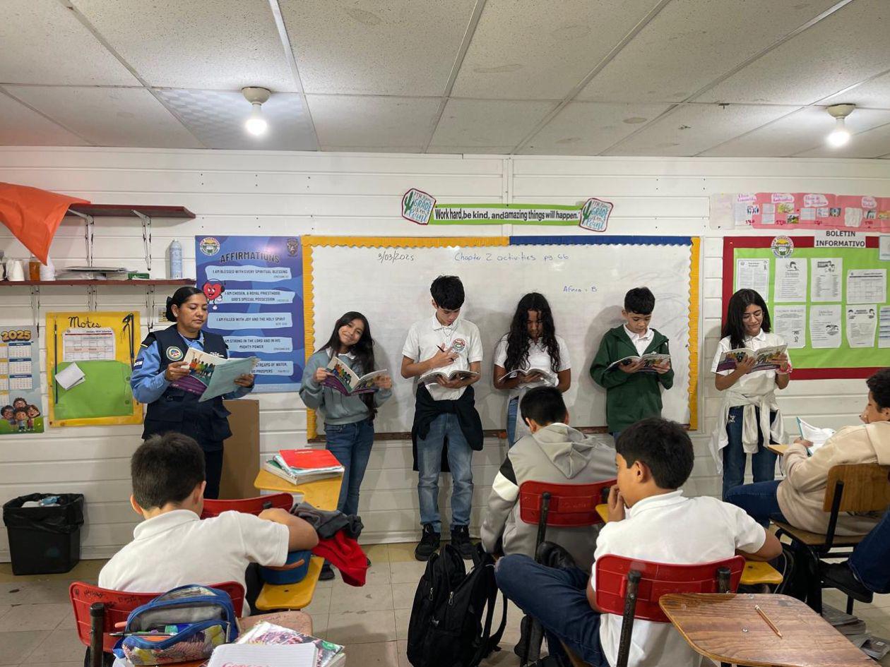 Policía Comunitaria fortalece la seguridad escolar con capacitaciones en SPS