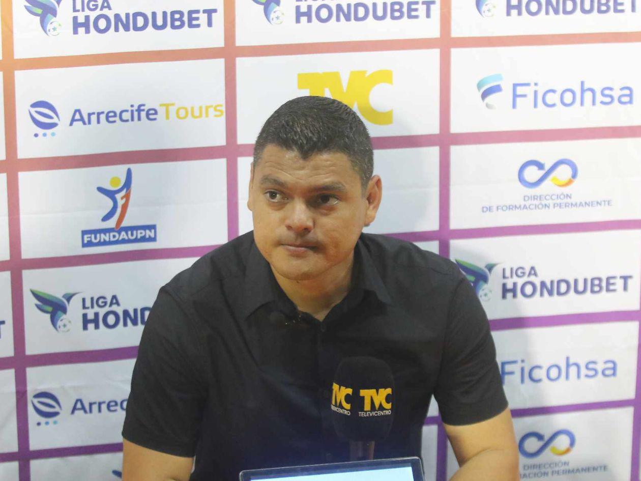 Luis Alvarado tuvo que cambiar su alineación de última hora