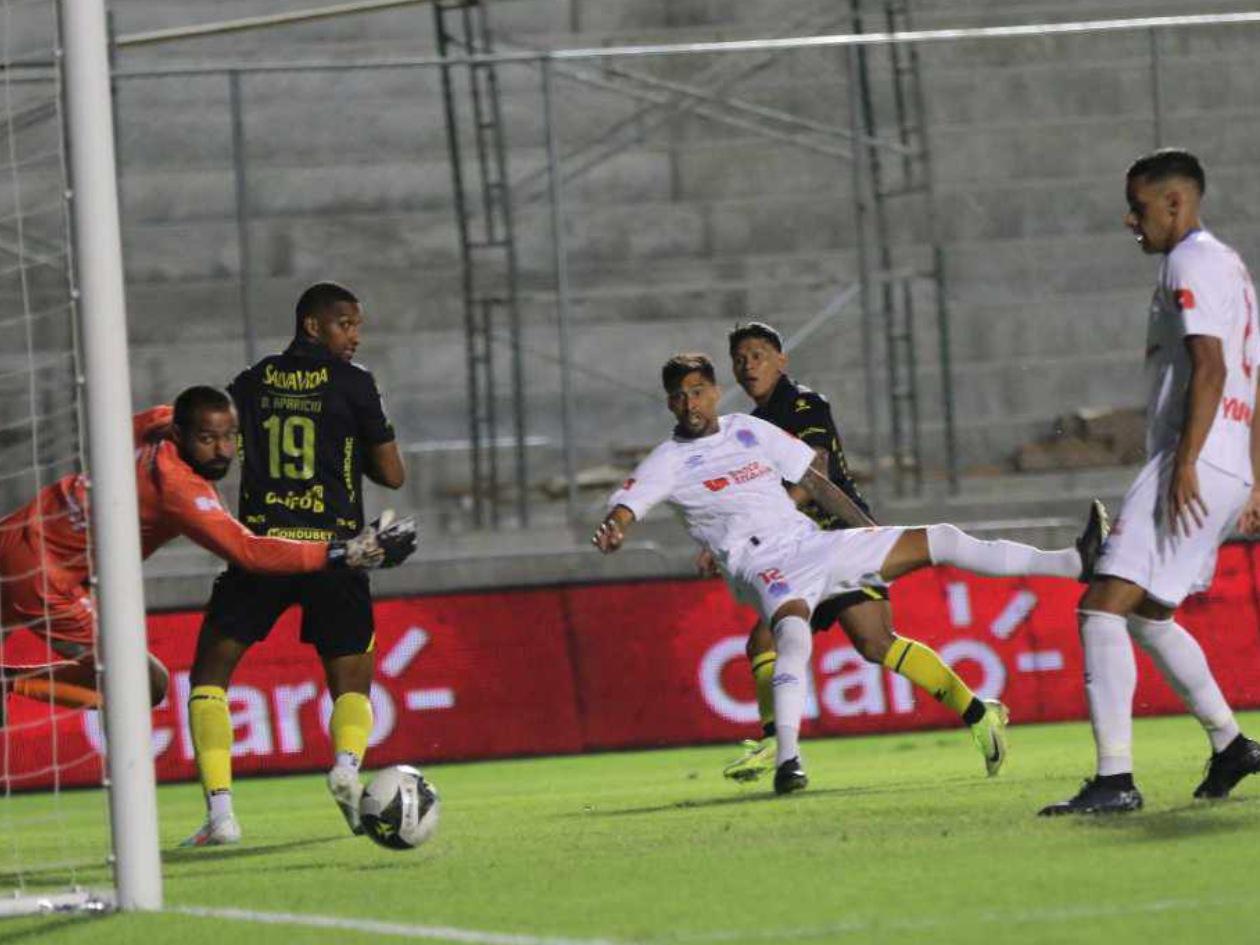Brayan Moya anota golazo ante Olimpia: volea y festejo inesperado