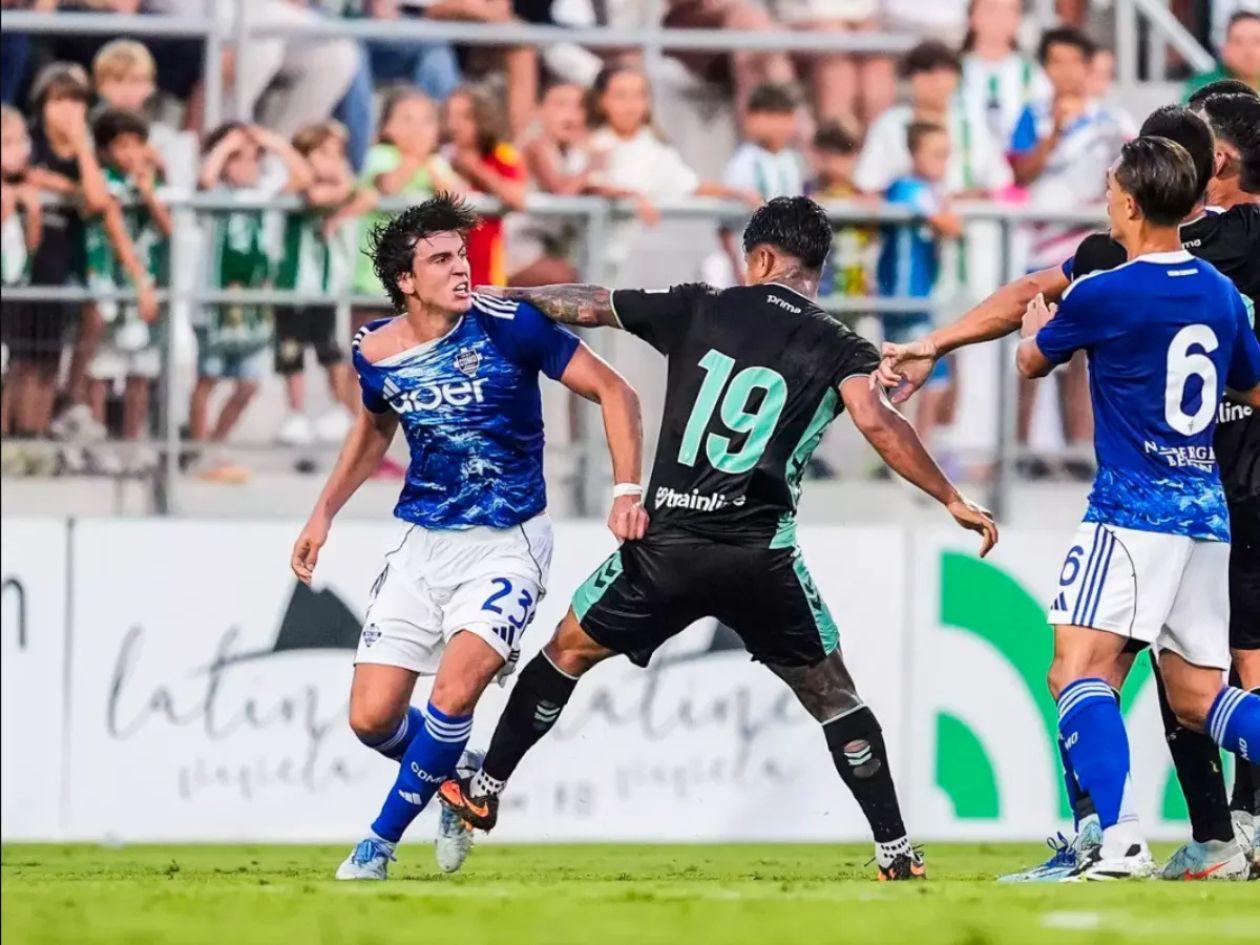 Se fueron a los golpes: caos en amistoso entre Betis y Como de Cesc Fábregas