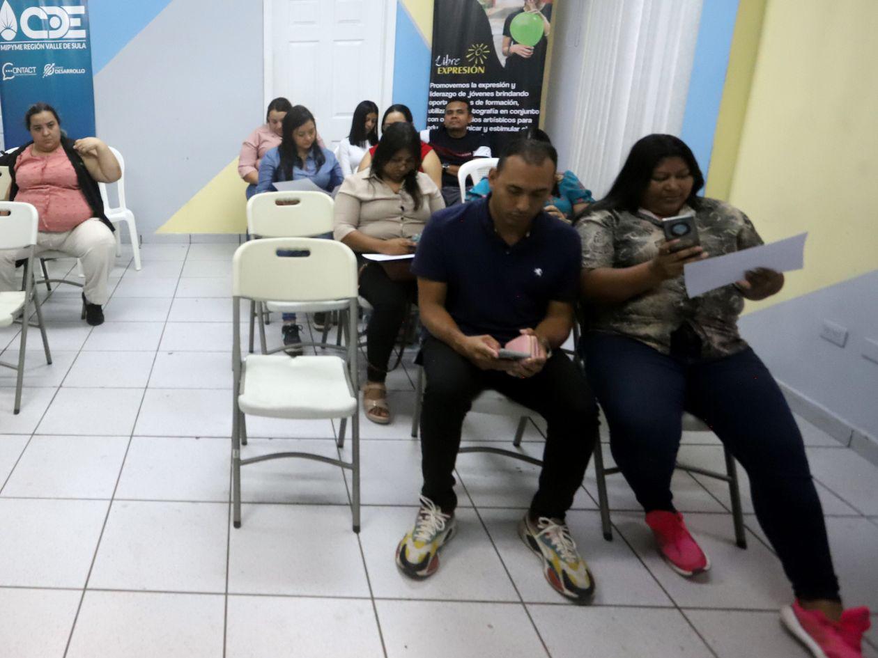 Capacitan en barismo a migrantes retornados para reintegrarse a la vida laboral