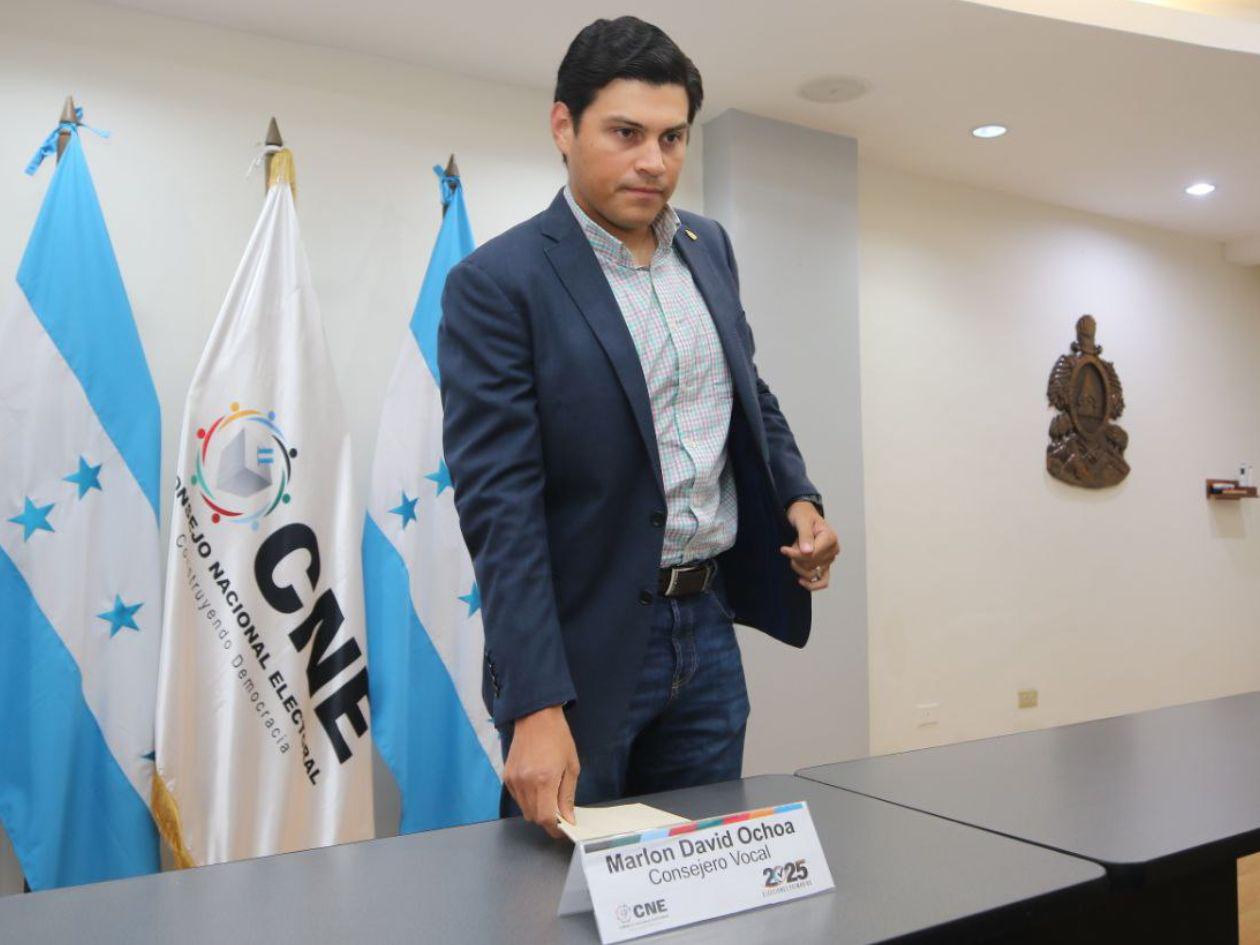 Acusan a Marlon Ochoa de atentar contra institucionalidad del CNE