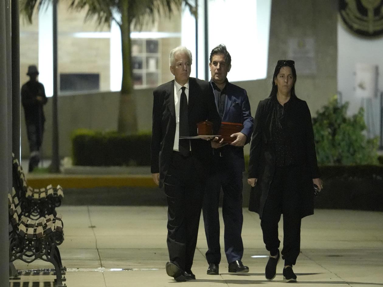 Los restos de Mario Vargas Llosa son cremados y entregados a sus tres hijos