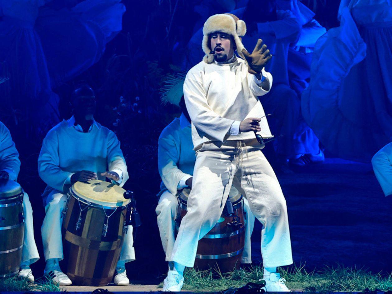 Bad Bunny inicia residencia con oda a sus raíces puertorriqueñas y crítica al colonialismo