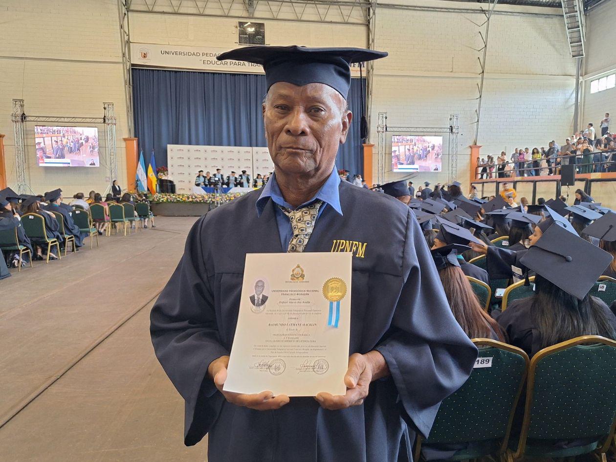 Nunca es tarde para soñar, don Raimundo se gradúa de la universidad a los 65 años