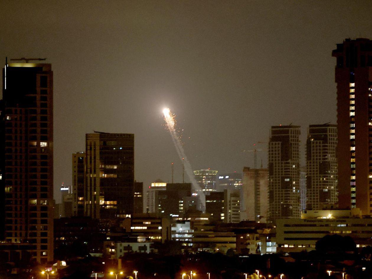 El sistema de defensa aérea israelí intercepta misiles disparados desde Irán sobre Tel Aviv, Israel, el 17 de junio de 2025.