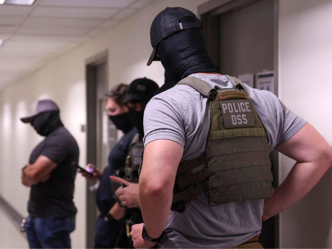 California prohibirá a agentes de Inmigración cubrirse el rostro tras polémicas redadas