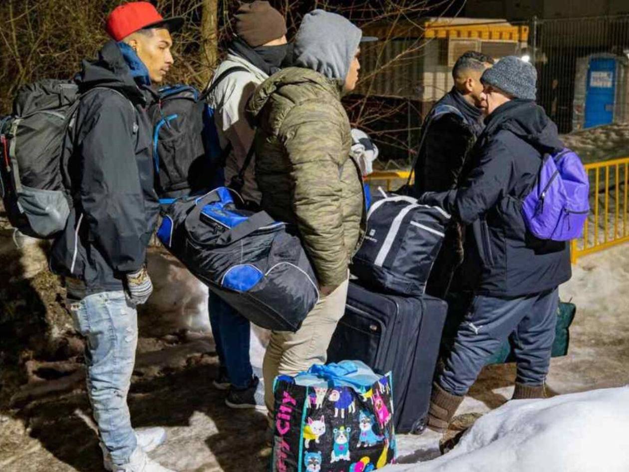 Policía de Canadá descubre camión abandonado con migrantes