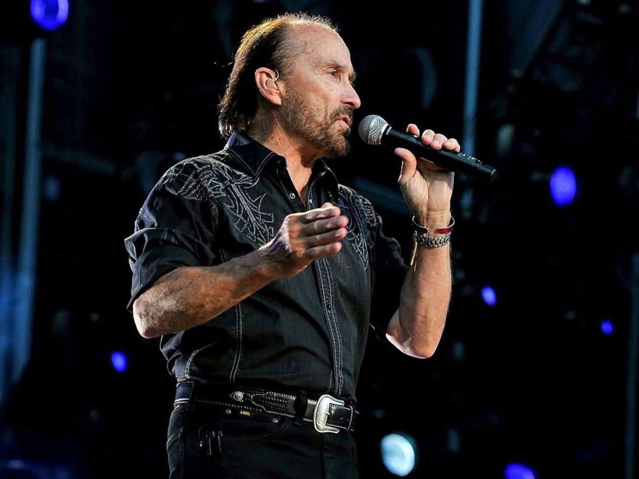 Mike Johnson critica a Bad Bunny y propone a Lee Greenwood