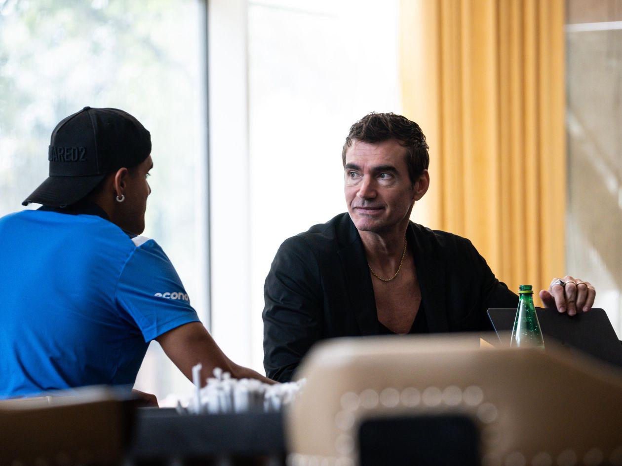 Agente español Paulo Hernández visita a futbolistas de la Selección de Honduras