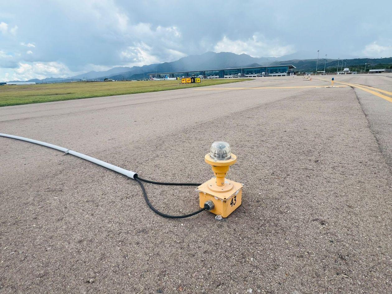 Las luces instaladas en el aeropuerto de Palmerola presentan fallas: no se encienden.