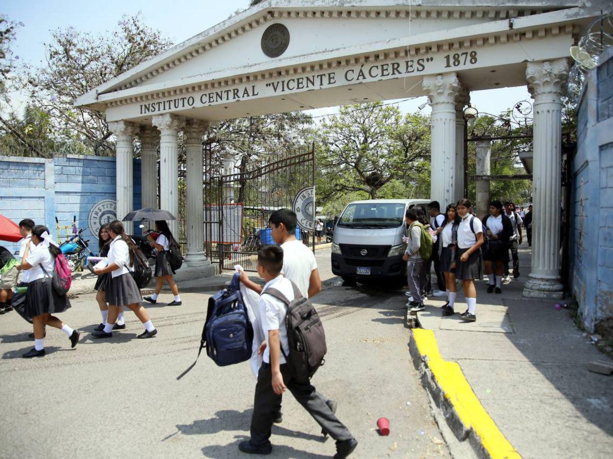 Educación restringe el acceso de los padres a escuelas públicas