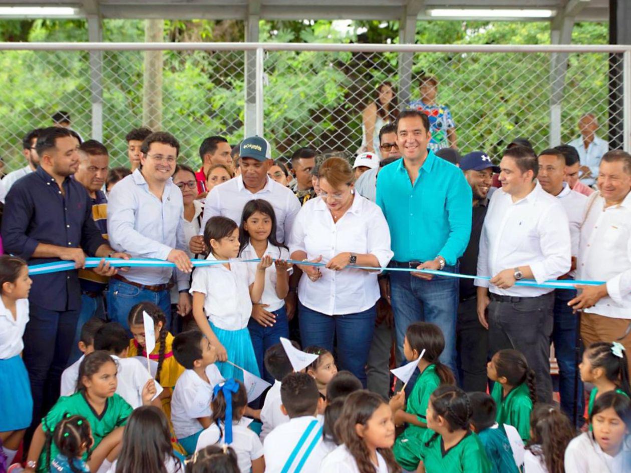 Xiomara Castro inaugura cancha y sistema de agua potable en Comayagua