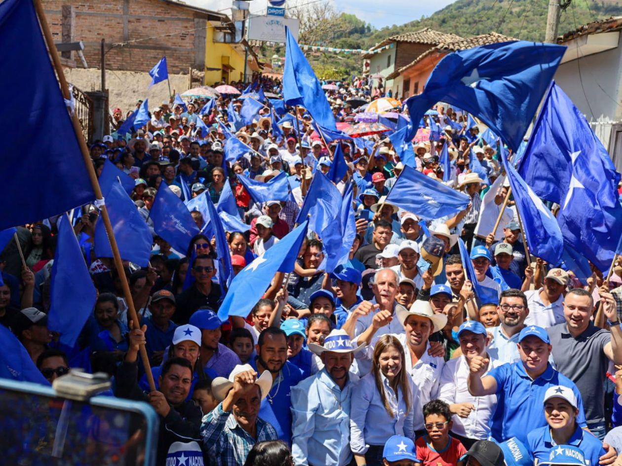 Papi promete carreteras y financiamiento a campesinos de Ocotepeque