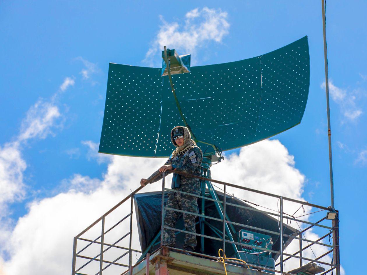 Gobierno supervisa el primer radar de vigilancia aérea construido en Honduras