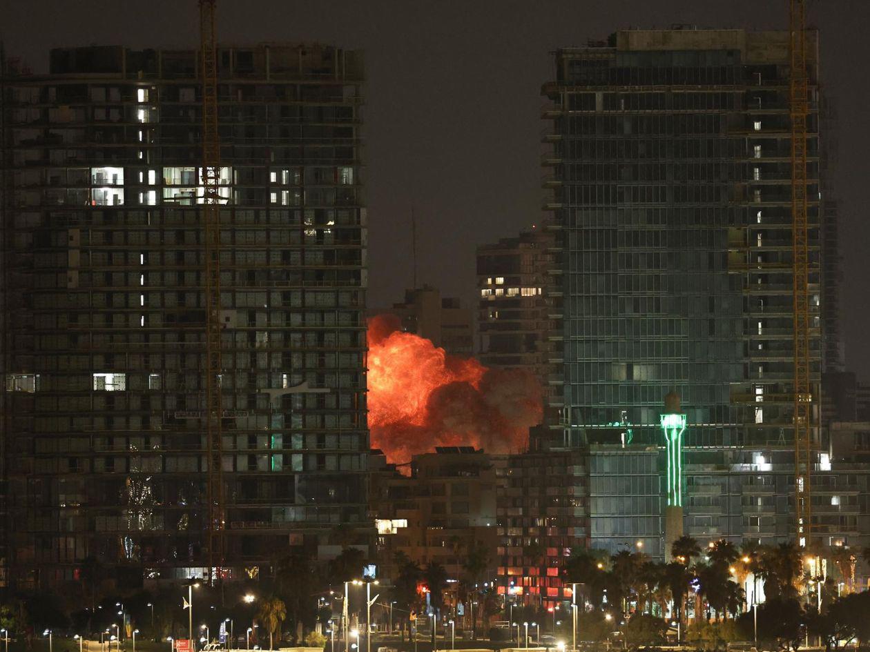 Una explosión tras la caída de un misil lanzado por Irán sobre Tel Aviv, Israel, el 16 de junio de 2025.